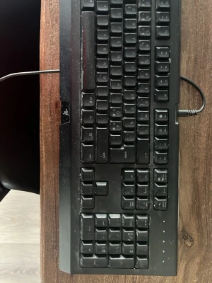 Razer Cynosa Chroma tangentbord - Säljer ett svart Razer Cynosa Chroma tangentbord med USB-anslutning. Tangentbordet har fullstora tangenter och är tillverkat i plast. Perfekt för gaming eller vardagsbruk, med klassisk design och tydliga knappar. Det är testat och funkar mycket bra !! Slriv vid frågor. 