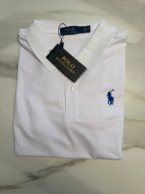 Ralph Lauren Piké - Vit Ralph Lauren Piké i storlek L (passar runt 170-176). Kom privat med frågor och prisförslag😊