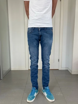Replay Anbass Jeans - Säljer nu dessa Replay Anbass Jeans, W28 o L32 med mått ca 36,5 o 103 cm. skriv för fler bilder/frågor🙌🏼