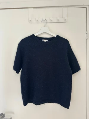 Stickad topp - Superfin stickad T-shirt och från Gina Young. Storlek 170 men passar mig som har xs/s. Använd endast någon enstaka gång☺️ säljer även fler färger vid intresse