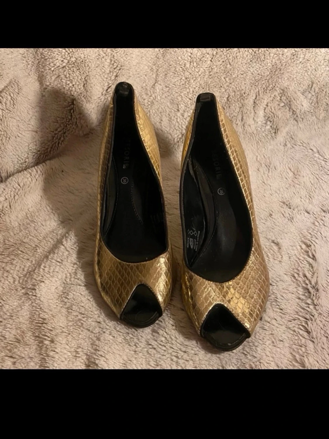 Guldiga peep toe-pumps med ormmönster  - 2