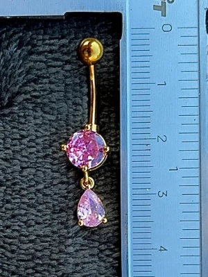 NY oanvänd Navelpiercing med hänge | Kirurgiskt stål | Rosa stenar  - 💕30% Bundle-rabatt vid köp av minst 2 artiklar. ⭐️NY oanvänd piercing i kirurgiskt stål; rostfritt och säkert för läkta piercingar.                               📏MÅTT ⭕️Stavens längd: 10mm ⭕️Stavens tjocklek: 1,6mm ⭕️Smyckets totala längd: 30mm                                                                         🤍Färger: Guld och rosa                                                            💌Skickas spårbart via Plick SafePay.