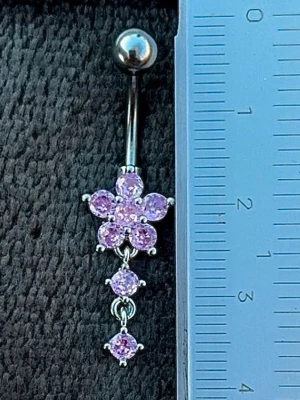 NY oanvänd Navelpiercing med hänge | Kirurgiskt stål | Blomma och rosa stenar  - 💕30% Bundle-rabatt vid köp av minst 2 artiklar. ⭐️NY oanvänd piercing i kirurgiskt stål; rostfritt och säkert för läkta piercingar.                               📏MÅTT ⭕️Stavens längd: 10mm ⭕️Stavens tjocklek: 1,6mm ⭕️Smyckets totala längd: 35mm                                                                         🤍Färger: Silver och rosa                                                            💌Skickas spårbart via Plick SafePay.