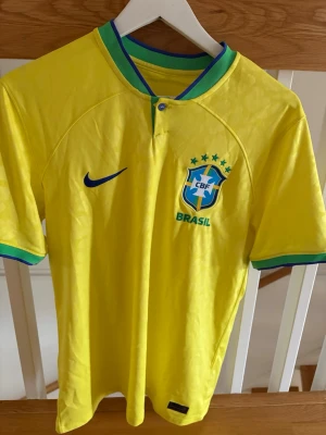Brasilien fotbollströja  - Schysst Brasilien tröja som knappt är använd! Storlek M och är i superbra skick. Skriv vid funderingar!