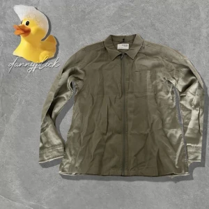 Grön linne overshirt - Säljer denna gröna linne overshirt. Jätteskön o perfekt för sommaren då det är linne. Stilren tsm med en skjorta. Storlek L och är  helt ny; aldrig använt elr tvättat. Säljer då jag fick i fel storlek. Nypris är 899kr. Skriv vid funderingar! (https://nlyman.com/se/produkt/selected-men-slhloose-aaron-overshirt-ls-w_245292-7084/)