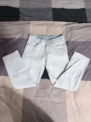 Jeans H&M - Jeans ifrån H&M i ljusblå färg. Riktigt bra skick utan defekter.   Storlek: W:31 L:32