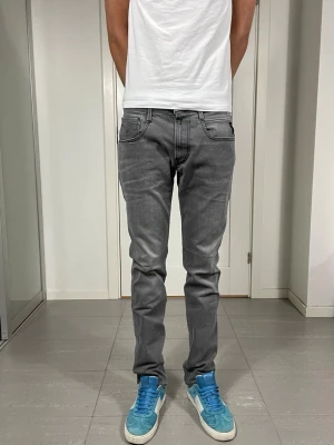 Replay Anbass Jeans - Säljer nu dessa Replay Anbass Jeans, W31 o L32 med mått ca 41 o 106 cm. skriv för fler bilder/frågor🙌🏼