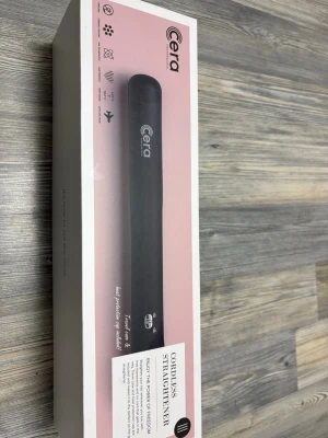 Cera Cordless Straightener - Säljer en svart sladdlös plattång från Cera. Plattången kommer i en snygg förpackning med rosa och vita detaljer. Perfekt för styling on-the-go och enkel att ta med sig tack vare den kompakta designen. Passar dig som vill ha frihet när du stylar håret. Kostar 1 400kr ny. Den är bara använd några få gånger.