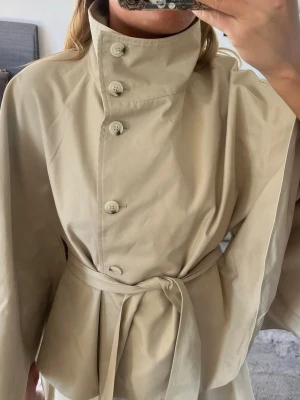 Short cape jacket  - Kort cape trench från Gina, endast använd 1gång men tyvärr fått sminkresten på insidan som man ser som på bilderna!