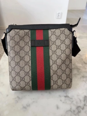 Gucci Väska - Beige "GG Supreme Messenger" Axelväska från Gucci. "Akta vara* (kvitto & box saknas). PRIS KAN DISKUTERAS, tveka ej att skriva vid frågor.
