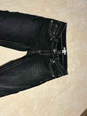 Gina Young jeans🤍 - Jättefina Gina Young jeans som säljs för de slutades användas🖤använda ungefär 2-3 gånger och är i bra skick. Storlek S, 14+🤍