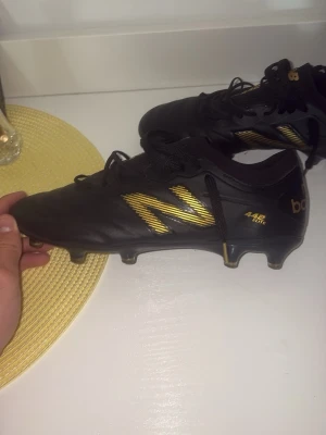 New Balance 442 Elite fotbollsskor, LÄDER (ORG PRIS. 2500kr - Säljer ett par New Balance 442 Elite fotbollsskor. Säljer dessa eftersom dem inte passar mina fötter då jag har väldigt breda fötter och fick inte returnera dem. Priset kan diskuteras men Priset redan nu är väldigt rimligt.