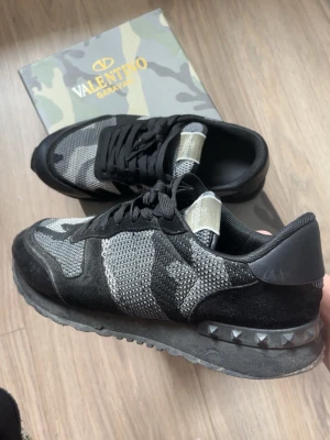Valentino rockrunners  - Säljer billigt då de är väldigt använda som man ser i bilden!