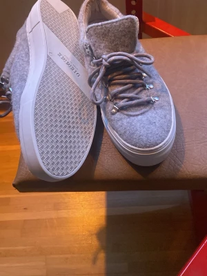 Grå sneakers i ull från Dismans - Säljer ett par unika diemme skor i storlek 43, helt nya aldrig andvända! Pris kan diskuteras vid snabb affär🤝