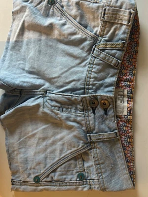 Lågmidjade ljusblå jeansshorts - Snygga ljusblå jeansshorts från TRF denim rules med många detaljer och låg midja.
