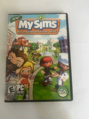 MySims PC-spel från EA - MySimsw är ett färgglatt och charmigt PC-spel från EA där du bygger och anpassar din egen stad, träffar roliga karaktärer och kan spela online med vänner. Spelet levereras i en svart plastfodral med tecknade figurer på omslaget.