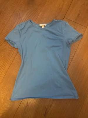 Blå T-shirt  - Blå T-shirt i storlek S