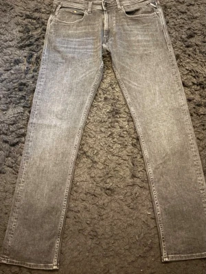 Grå raka jeans från replay - Grå replay jeans storlek 32 