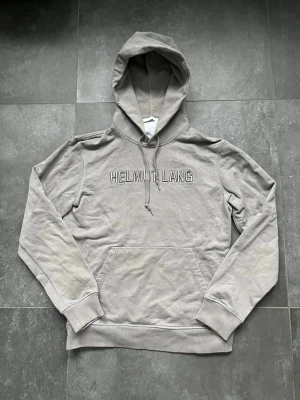 Helmut Lang hoodie  - Tjena, säljer denna riktigt snygga och populära Helmut Lang hoodien i bra skick, inga skador, storlek S, den sitter bra på mig som är 180 cm och väger 65 kg, hör av er vid frågor och funderingar🙌🤝 