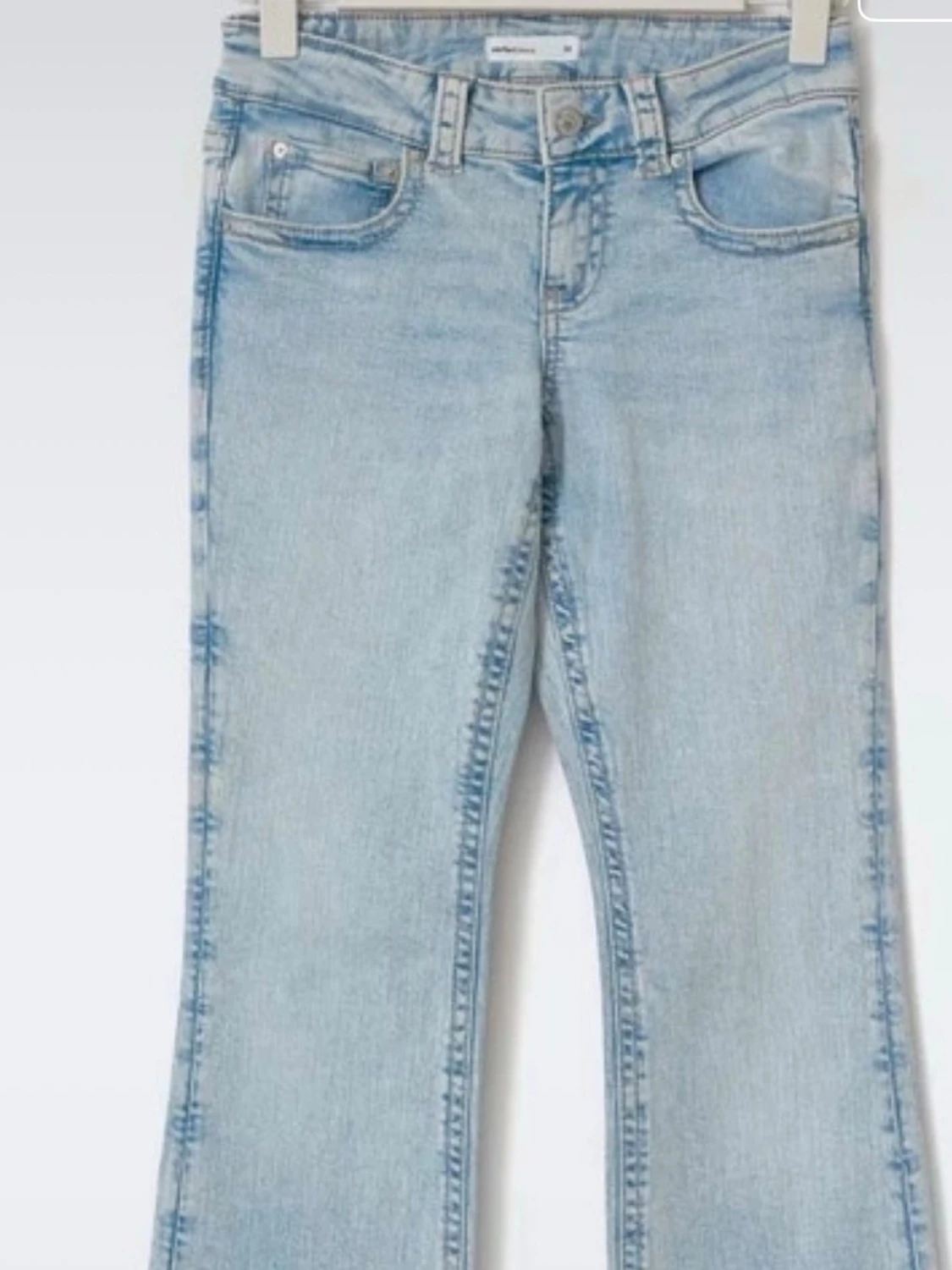 Ljusblå bootcut jeans från gina - 1