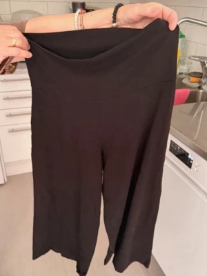 Svarta höga leggings - Säljer ett par svarta leggings med hög midja och stretchigt material. De har en enkel och stilren design utan synliga loggor eller detaljer. Perfekta att matcha med oversized tröjor eller crop tops för en chill look.