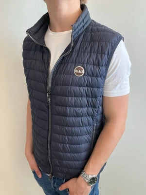 Colmar vest - Tja, säljer denna sjukt snygga colmar Vest i mycket fint skick med inga defekter! Nypris cirka 3000kr.Hör av er vid fler frågor🤝