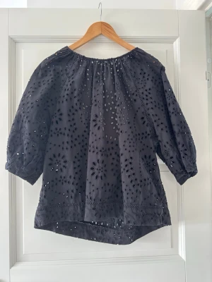 Svart blus - Snygg svart blus till sommaren. Använd ett fåtal gånger och tyvärr för stor på mig.🌸💞