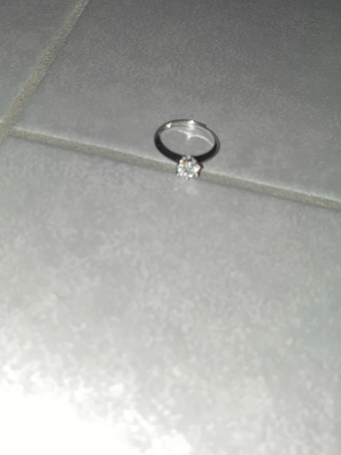 Silverfärgad ring med klar sten - 2