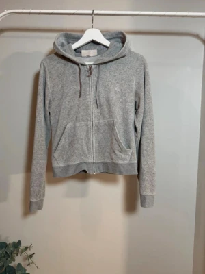 Juicy couture tröja i grå sammet  - (Ser lite mörkare ut på bild) 