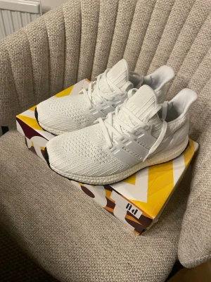 Vita Adidas Ultraboost sneakers - Adidas ultraboost aldrig använda 