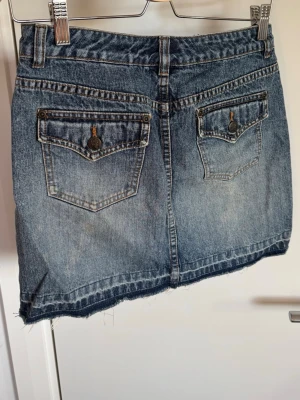 Blå jeanskjol - Äldre modell från HM 💕längd 35 cm