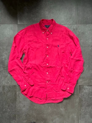 Ralph lauren linneskjorta  - Tjena, säljer nu denna riktigt snygga och populära Ralph lauren linneskjortan, den är i mycket bra skick, utan några skador, storlek M, snygg rosa aktig färg, hör av er vid frågor och funderingar🙌🤝 