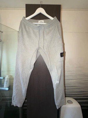 Stone Island mjukisbyxor - Stone Island mjukisbyxor, storlek medium, fint använt skick inga hål eller fläckar