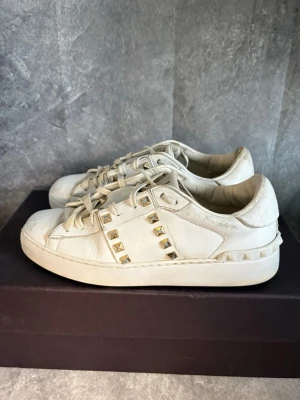 Valentino rockstud dam  - Valentino rockstud skor | size: 38 | skick: 7/10 | endast skorna ingår | tveka inte på höra av dig! | mvh MD Closet 🫡  