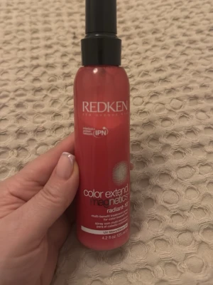 Redken Color Extend Magnetics spray - Röd sprayflaska från Redken, Color Extend Magnetics Radiant-10, speciellt framtagen för färgat hår. Flaskan är i plast och har svart spraymunstycke. Innehåller 125 ml och ger multi-behandling med UV-filter.
