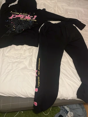 Svart Spider tracksuit - Säljer svart spider tracksuit size M