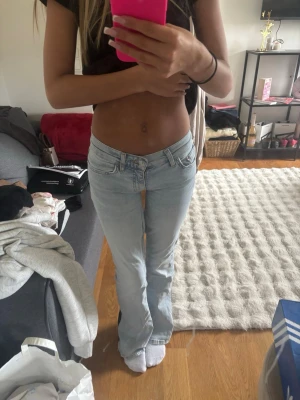 Ljusblå bootcut jeans låg midja - Säljer ett par ljusblå bootcut jeans med låg midja och klassisk femficksmodell från GinaTricot. Jeansen har en avslappnad passform och är perfekta för en trendig vardagslook. Tillverkade i denim med snygga sömdetaljer och bälteshällor. Dem var skinny och högmidjade från början, men jag sydde om dem till lågmidjat och sydde på mörkt leopard tyg.