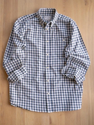 Rutig skjorta från Beretta, size XL - Klassisk rutig skjorta från Beretta i blått, grönt och vitt. Skjortan har lång ärm, knappar framtill och en bröstficka. Perfekt för dig som gillar en tidlös och avslappnad stil.