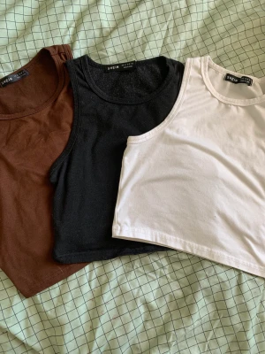 Toppar - 3 fina toppar i bra skick som inte har blivit använda mycket alls💗 dem är köpt i xs kan möjligtvis passa s!! Köpt på SHEIN för 139kr 💗 säljer alla för 49kr ☺️