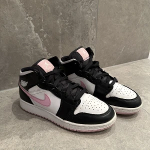 JORDAN 1 MID "LIGHT ARCTIC PINK" - Jag säljer mina jordans, då jag inte har användning för de längre.  Fint skick.  Köpare står för frakt. Nypris: 3000 kr