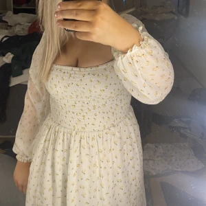 Vero Moda klänning - En gul blommig klänning ifrån Vero Moda. Använd 5 gånger ungefär. Den är i bra skick! Nypris: 500kr, men nu säljer jag för 100kr✌🏼