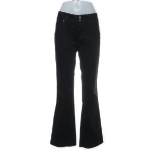 Guess jeans - Ett par svarta, lågmidjade guess jeans i nyskick, säljer för att de är för att de inte kommer till användning. Midjemått 84 (Pris kan diskuteras)