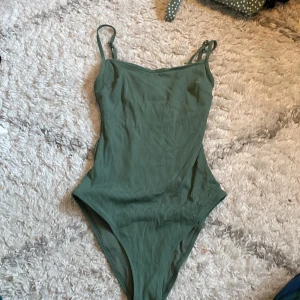 Ribbad baddräkt  - Jättefin ribbad baddräkt som inte längre kommer till användning❤️nypris 200