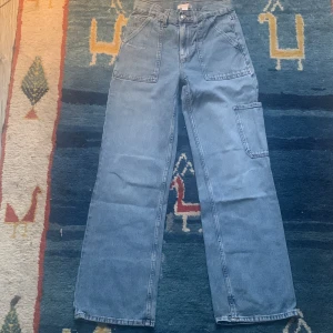 Jeans från Gina Tricot  - Snygga byxor från Gina Tricot. Storlek 152. Använda några gånge. Säljer pga att dom är för små.