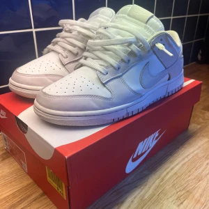 Nike dunk low Venice - Säljer dessa fräscha Dunks då det inte längre passar mig! Storleken är 42,5 men passar 42-43. Cond 8/10 Har blivit rengjorda även fast de inte används allt för mycket. Skriv för mer bilder!😁 Nypris: 2700kr Mitt pris: 1399 (går att diskutera)