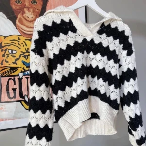 Stickad tröja från Zara - Tröjan är i barnstorlen men skulle säga att det är en vanlig xs🤩Super bra skick då den inte är använd så speciellt mycket🥰