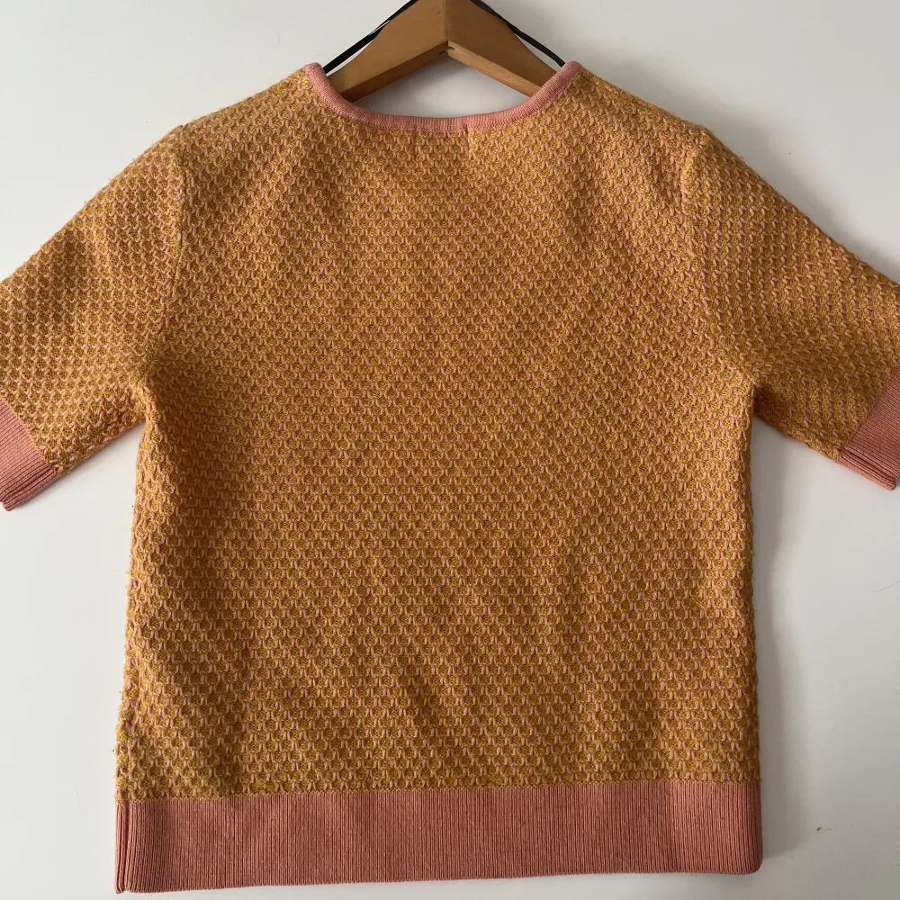 Superfin stickad tröja som är gul/ orange med rosa kanter. Sitter jättebra på mig som normalt har storlek S. Supersnygg och bekväm i ull. 🌼. Stickat.