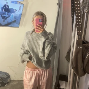 Stickad tröja  - Grå stickad tröja från Gina tricot. Den är näst intill som ny. Jätte skön men används ej. 🥰 köparen står för frakt och priset kan diskuteras. 🥰🥰