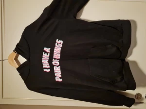 Huvtröja med motiv och text  - Huvtröja med texten i have a pair of wings på framsidan sen är det ett motiv av vingar på baksidan