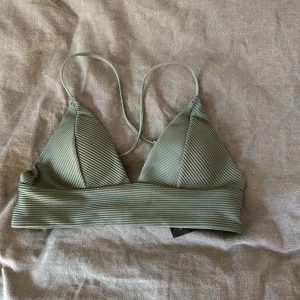 Bikinitopp - Säljer denna bikinitopp från H&M då den är för liten för mig.  Frakt tillkommer🫶🏼